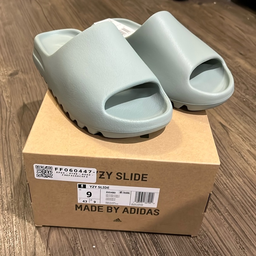 Men’s size 9 YEEZY slide and the color is salt